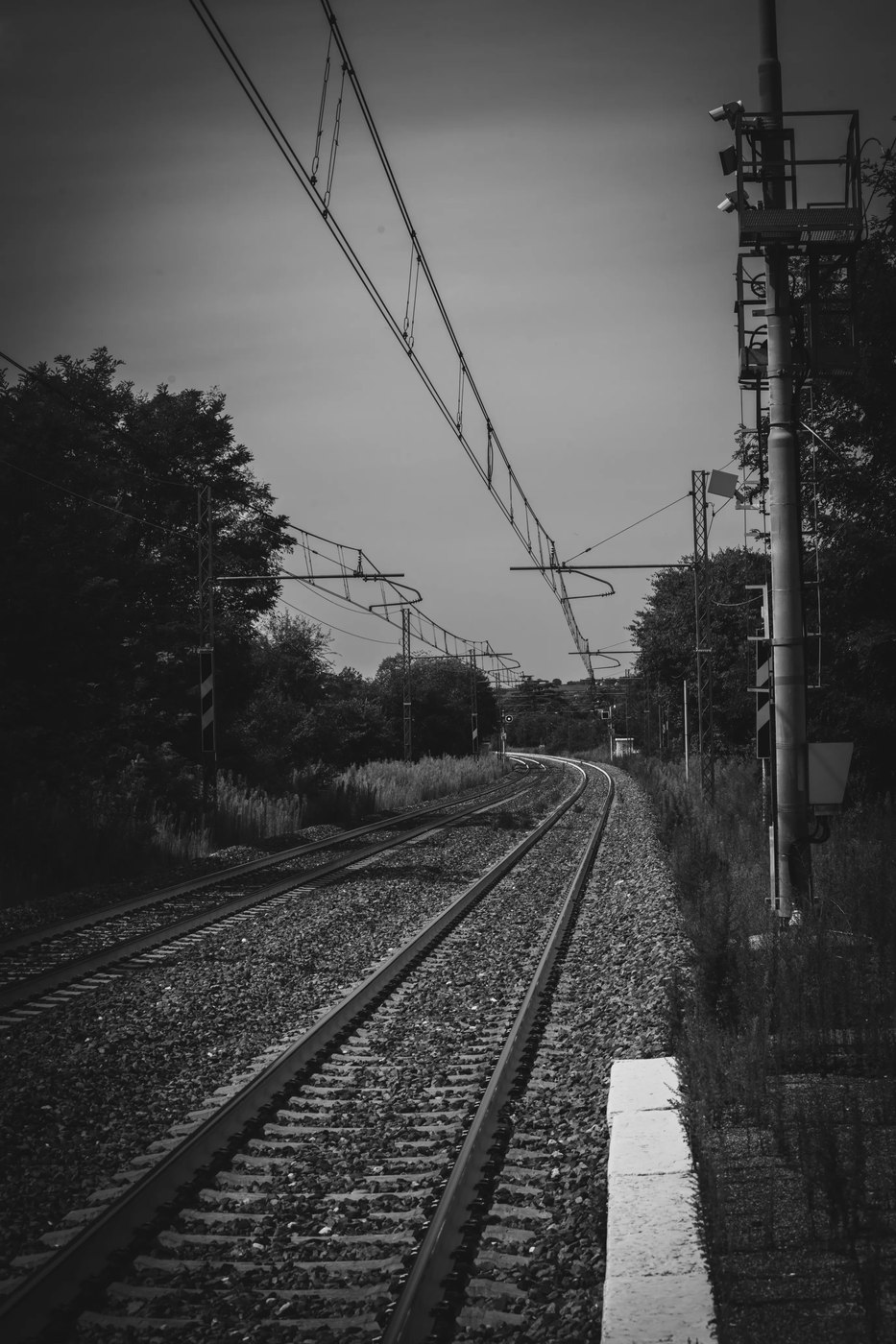 Les rails vides amorcent un virage vers la gauche