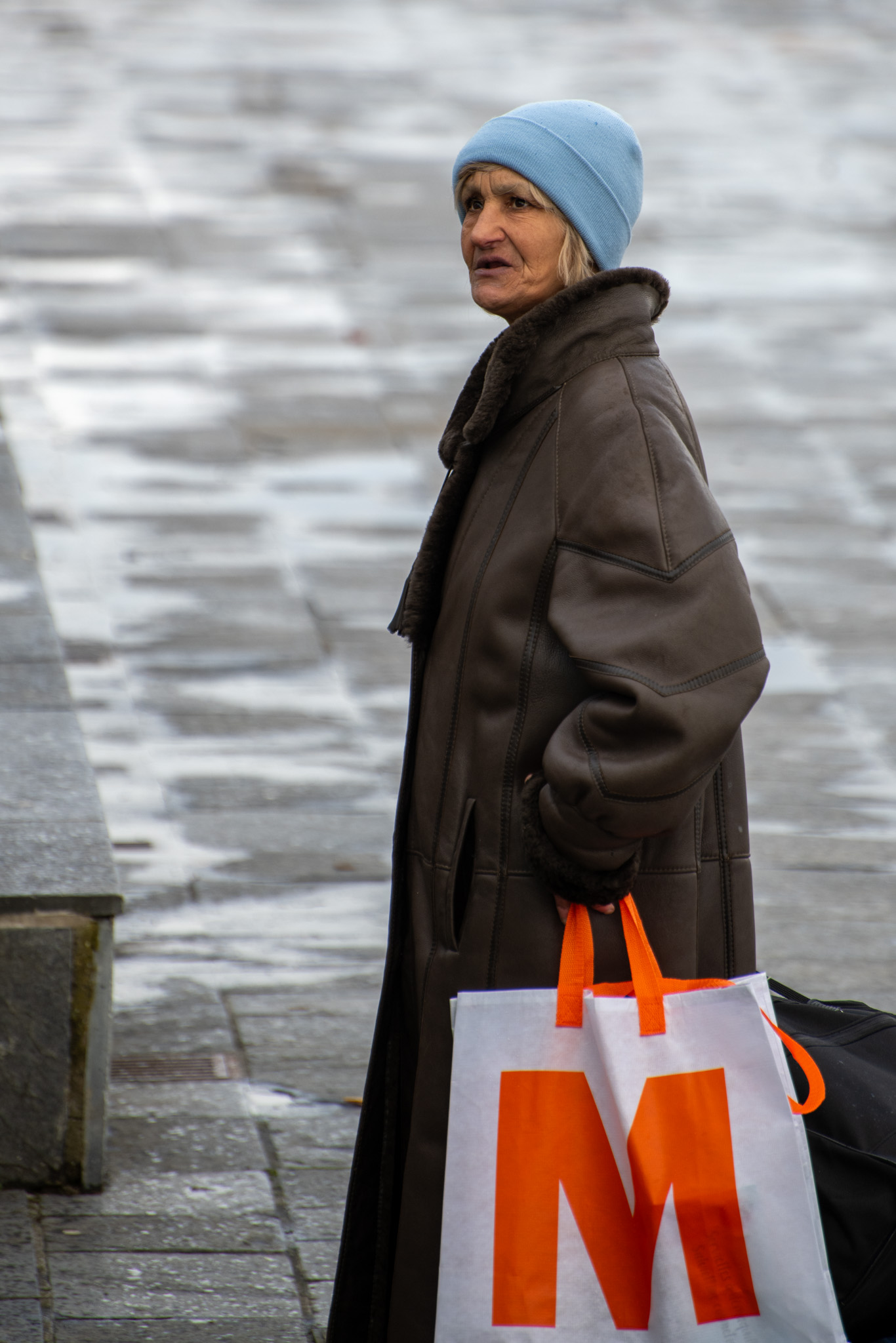 La signora dall'enorme cappotto